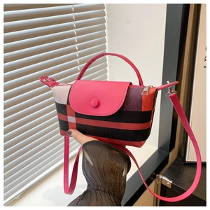 Détail du petit sac à main à carreaux rose avec fermeture éclair et bandoulière en similicuir