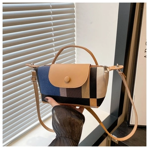 Détail du mini sac carré avec un motif patchwork géométrique multicolore et une bandoulière