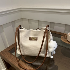 Sac à bandoulière chic en velours côtelé beige avec lanières en cuir et peluche