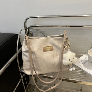 Sac à bandoulière minimaliste blanc crème texturé gaufré avec un charme nuage peluche