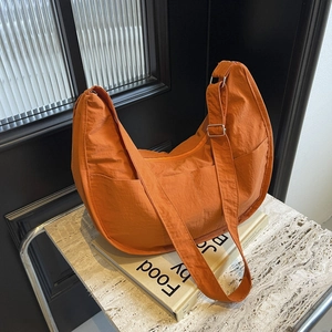 Grand sac bandoulière demi-lune orange minimaliste avec large sangle et doubles poches avant