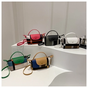 Détail de sacs à bandoulière bicolores en cinq couleurs avec design trapèze et bandoulières
