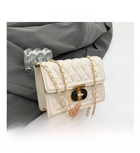 Détails du sac matelassé beige en similicuir avec fermoir en T doré et bandoulière