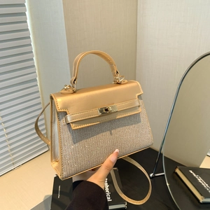 Elegante borsa Kelly color oro champagne con texture di paillettes e dettagli dorati a mano