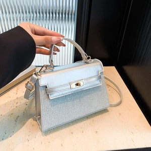 Borsa a mano con paillettes argento con chiusura metallica e tracolla regolabile
