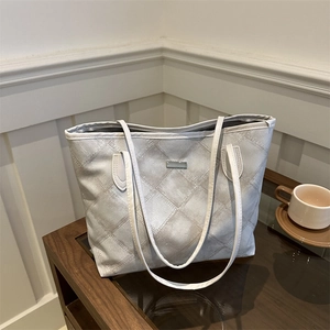 Chic light grey quilted tote bag with large capacity for autumn daily commute