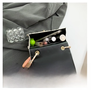 Vue détaillée de l'intérieur spacieux d'un sac à chaîne matelassé avec contenu