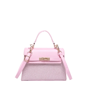 Bolso de mano cuadrado rosa con base brillante y cierre dorado estilo trapecio