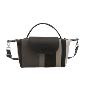 Mini sac bandoulière en toile rayée avec rabat en cuir noir et poignée pour femme