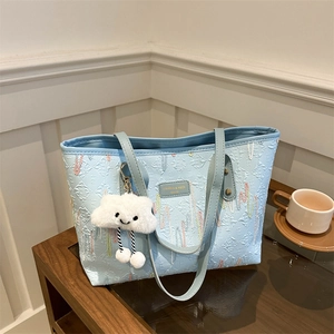Borsa tote capiente azzurra con trama ondulata e ciondolo a forma di nuvola
