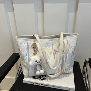 Grande borsa shopper bianca ricamata con strisce verticali colorate e ciondolo nuvola