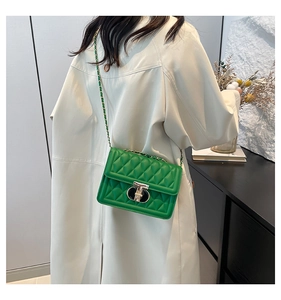 Détail du sac bandoulière matelassé vert émeraude avec fermoir en T doré et chaîne