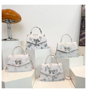 Détail de quatre sacs bandoulière à imprimé papillon avec fermoirs nœud en métal argenté