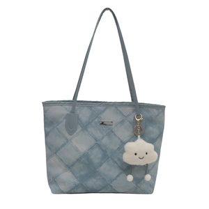 Grand sac cabas vintage bleu clair avec matelassage et pendentif nuage en peluche