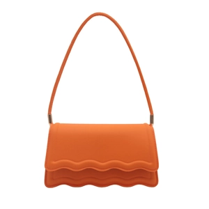 Borsa a spalla arancione brillante con patta a conchiglia e dettagli in metallo oro