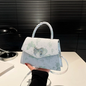 Sac à main blanc à motif papillon avec boucle argentée et poignée au style moderne