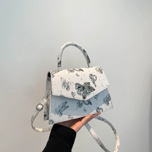 Sac à main blanc à motif papillon avec fermoir nœud argenté et bandoulière