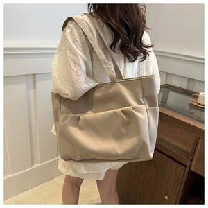Vue détaillée du grand sac cabas en toile avec poche avant plissée pour usage quotidien