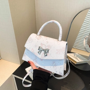 Sac à main blanc à motif papillon avec fermoir nœud argenté et bandoulière
