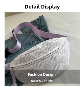 Detalle de bolso bandolera blanco con textura tejida y correa ajustable color lila