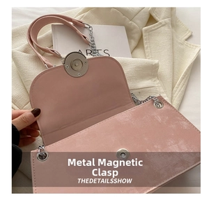 Gros plan d'un sac à chaîne rose montrant le fermoir magnétique en métal et le cuir texturé