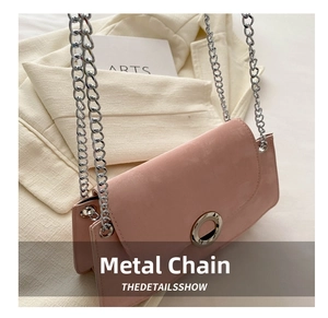Détail du sac bandoulière rose pâle avec boucle anneau argentée et bandoulière chaîne