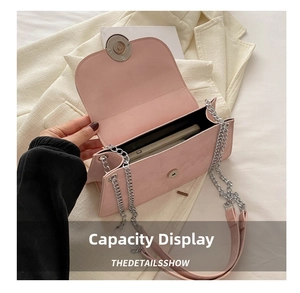 Rangement interne de la sacoche rose à chaîne contenant un grand smartphone moderne