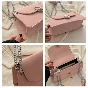 Détails du petit sac carré rose en daim avec sa chaîne argentée et son anneau en métal