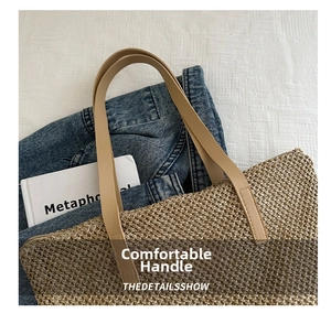 Dettaglio dei manici in pelle sintetica e della trama intrecciata della borsa beige