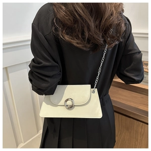 Sac sous le bras blanc cassé avec chaîne argentée et anneau métallique porté par un mannequin