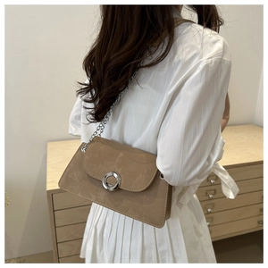 Sac bandoulière en daim marron avec boucle circulaire argentée et fine bandoulière chaîne