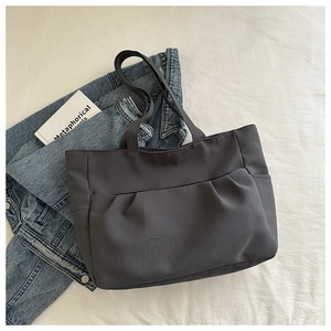 Vue détaillée d'un grand sac cabas gris foncé en nylon avec texture plissée chic