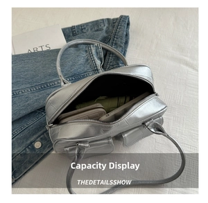 Draufsicht der silbernen Metallic-Tasche mit Innenkapazität und Reißverschlussdetails