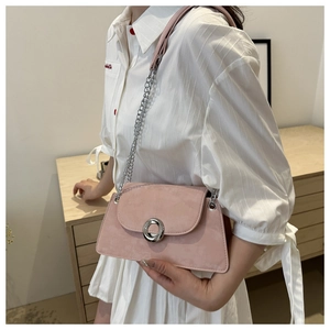 Détail du sac sous le bras rose en daim trapèze avec boucle magnétique argentée