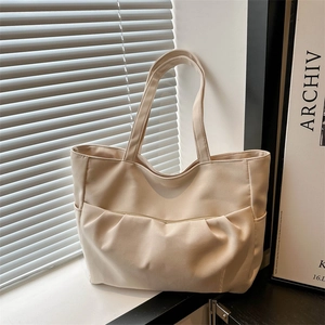 Sac fourre-tout minimaliste en toile beige avec poches avant plissées et anses en tissu