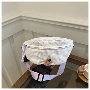 Detalle de riñonera blanca tejida con correa de tela ajustable en color lila suave