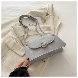 Détail du sac à bandoulière gris avec texture mate et grande boucle en anneau argenté