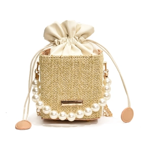 Fashionable woven straw crossbody bag with pearl handle and chain strap for women