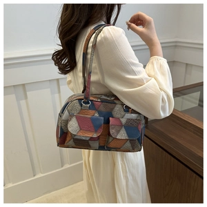Detail der Retro-Schultertasche aus Leder mit mehrfarbigen geometrischen Paneelen