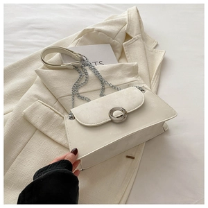 Détail du sac bandoulière en cuir blanc crème avec boucle ronde argentée et chaîne