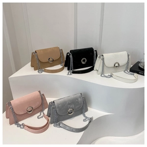 Détails de sacs à chaîne en daim en cinq couleurs dont kaki, noir et rose élégant