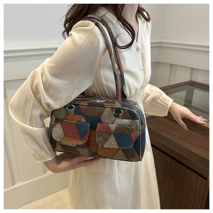 Detail der Color-Block-Tasche mit strukturierten Leder-Einsätzen und Fronttaschen