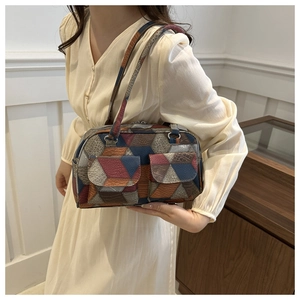 Detail der Vintage-Patchwork-Schultertasche mit geometrischen Farbblöcken und Vordertaschen