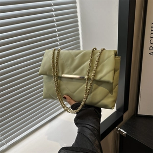 Borsa a tracolla trapuntata verde chiaro con cuciture a V e catena in metallo oro