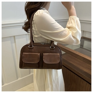 Detailansicht der braunen Vintage-Einkaufstasche mit zwei Vordertaschen und Reißverschluss