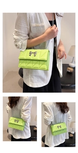 Détail d'un sac bandoulière matelassé vert néon avec boucle nœud en argent et bandoulière