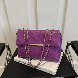 Borsa a tracolla in pelle viola trapuntata con catena dorata e inserto in metallo