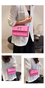 Vues détaillées du sac rose matelassé avec boucle nœud métal et bandoulière chaîne argent