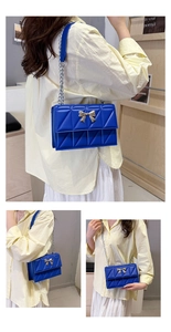 Détails du sac bandoulière matelassé bleu roi avec boucle nœud et bandoulière chaîne