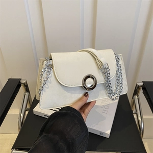 Sac bandoulière moderne blanc cassé avec chaîne et boucle anneau argentée mate